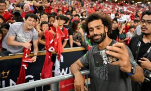 لقد فعلهـ.ـا الملـ.ـك.. محمد صلاح يخطـ.ـف الأنظار بملعب سنغافـ.ـورة بعد ودية ليفربول وليستر سيتي